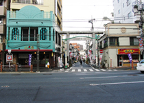 8.香取神社参道（昭和レトロ商店街）を右に見ながら通過