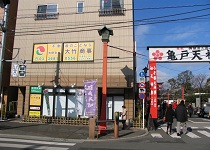 12.亀戸天神社の正門入口にあります